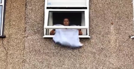 IZGLEDA KAO OBIČNA FOTOGRAFIJA ŽENE KOJA ČISTI PROZOR, ALI NIJE: Njeno značenje je mnogo JEZIVIJE NEGO ŠTO STE MISLILI!