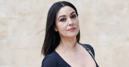 MONIKA POKAZALA  DEKOLTE DO PUPKA: Svi gledali ne trepćući! IZGLEDA BOLJE OD DUPLO MLAĐIH KOLEGICA!