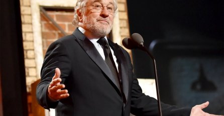 SLAVNI GLUMAC, DE NIRO NAPUNIO JE 75 GODINA ŽIVOTA I PONOSNO SE SKINUO U KUPAĆI! A tek da vidite kako njegova supruga (63) izgleda!