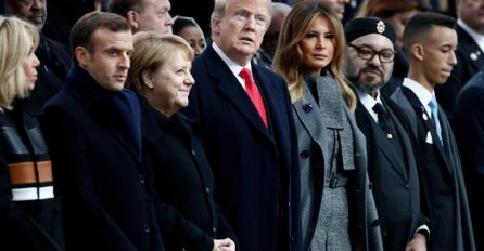 KAMERA SNIMILA ŠTA JE KRALJ RADIO DOK JE SJEDIO PORED MELANIJE, PRAVILA SE DA NIŠTA NE VIDI: "Ovo je sramota" 