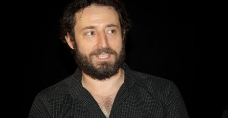 RODILA MU JE DVOJE DJECE, A SA NJOM SE NIKADA NE POJAVLJUJE: Ona je supruga Nikole Đurička, OBARA S NOGU! 