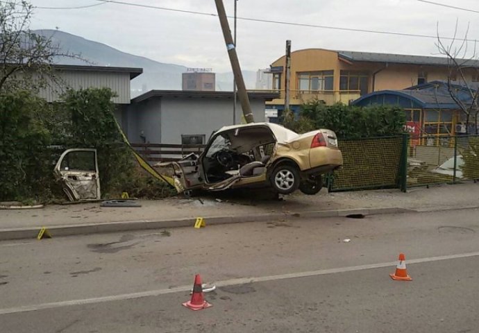 U zeničkom naselju Brist vozač udario u stub i poginuo