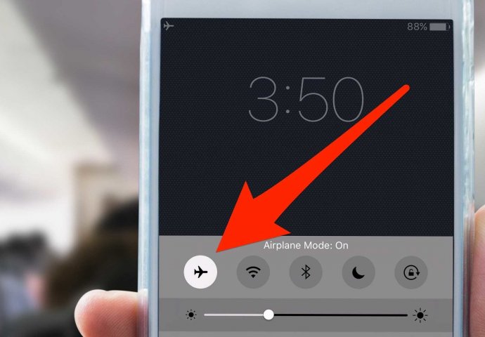 PILOT OTKRIO ŠTA ĆE SE DOGODITI AKO U AVIONU NE UKLJUČITE "AIRPLANE MODE": Zaledit ćete se kad čujete!
