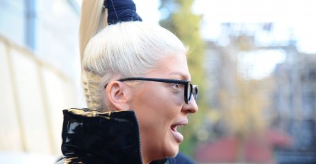 VIDE JOJ SE BORE, POKUŠALA SE SAKRITI OD NOVINARA: Jelenu Karleušu USLIKALI BEZ ŠMINKE, fanovi ne mogu doći sebi (FOTO)