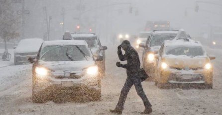 SNJEŽNA OLUJA OKOVALA GRAD, SVE JE BLOKIRANO: Haos na cestama, vojska i policija na ulicama! 