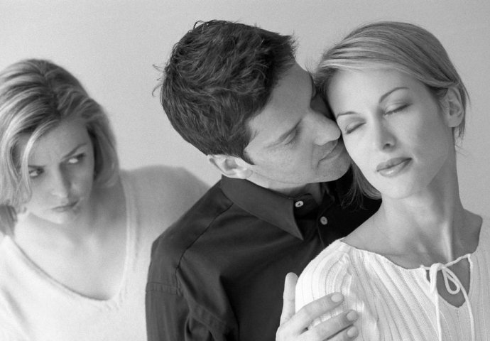 ŽENE, DOBRO OTVORITE OČI: 12 jasnih znakova da vaš muž IMA LJUBAVNICU, ako primijetite broj 5 odmah se razvedite!