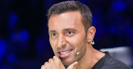 DOK EMINA UŽIVA SA MILIJARDEROM, MUSTAFA U ZAGRLJAJU PLAVUŠE: Turski mediji bruje o OVOME! (FOTO)