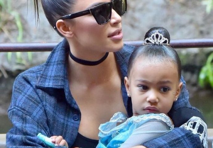 Fanovi OSULI PALJBU na Kim Kardashian zbog fotošopiranja kćerke kako bi izgledala MRŠAVIJE: Kada vidite slike NEĆETE VJEROVATI!