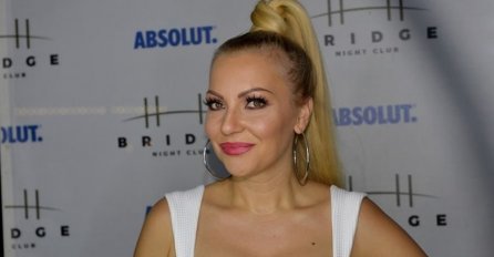 PJEVAČICA SA BEBOM IZAŠLA IZ PORODILIŠTA: Kad Srbi čuju kako je Ivana Selakov kćerki dala ime, svi će biti iznenađeni (FOTO)