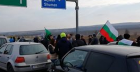 LJUDI NA NOGAMA: Hiljade demonstranata blokiralo puteve i granične prijelaze! (VIDEO)