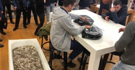 OTIŠAO JE DA KUPI NOVI IPHONE KADOM PUNOM KOVANICA I TEŠKOM 350 KG: Evo kako se sve završilo (VIDEO)