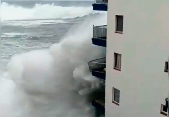 Zastrašujući snimak potopa: Pogledajte kako je talas razorio balkone na zgradi! (VIDEO)