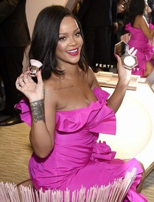 503022d400000578-6170359-getting-her-glam-done-rihanna-was-seen-playing-with-some-of-her-a-18-1536981903163-e1537004137419