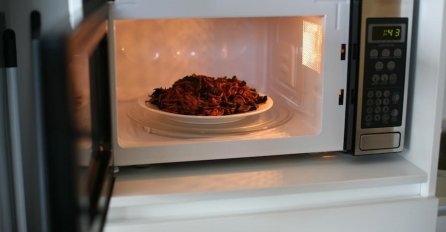 Hranu cijelo vrijeme pogrešno podgrijavamo u mikrovalnoj: Internetom se širi GENIJALAN NAČIN za to i svi su oduševljeni!