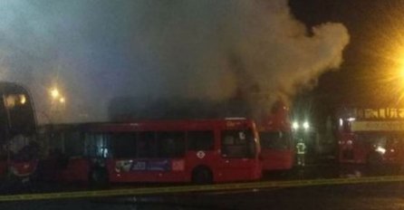 Eksplozija i veliki požar u Londonu, gore autobusi