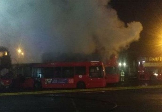 Eksplozija i veliki požar u Londonu, gore autobusi