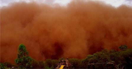 APOKALIPTIČNI PRIZORI, NARANDŽASTA MASA GUTA GRAD, IZDATO HITNO UPOZORENJE: "Zatvorite se u kuću i ne izlazite" (FOTO)