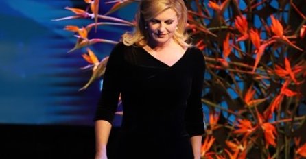 KOLINDA SINOĆ IZAŠLA NA BINU U USKOJ CRNOJ HALJINI: A kad se okrenula SVIMA SU OČI ISPALE OD PRIZORA (FOTO)