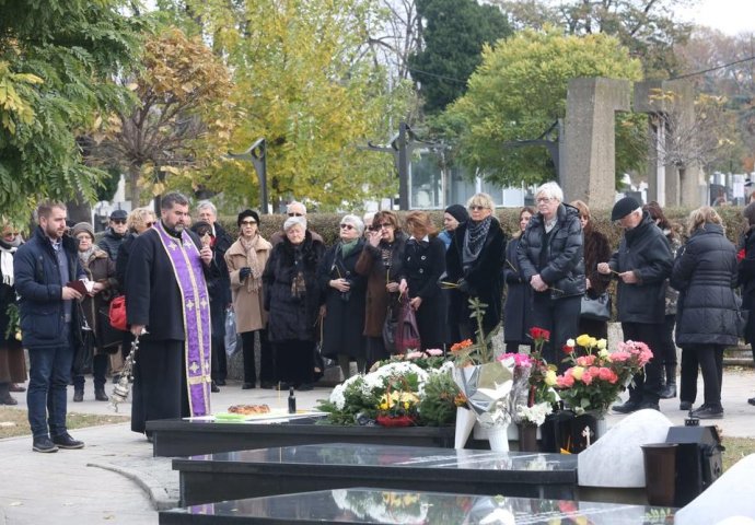 Velika tuga na grobu Milene Dravić, svi su zaplakali kada se ova žena pojavila: Onda su se uhvatili za glavu kada su vidjeli šta je drži u rukama 