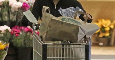 Bila je san svakog muškarca, a sad su je uslikali u prodavnici: Najljepša žena na svijetu sad izgleda očajno, pogledajte slike (Foto)