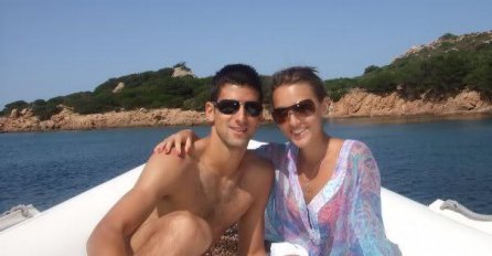 MISLILI SU DA IH NIKO NE VIDI: Novak i Jelena objavili OVU fotku sa plaže, pogledajte šta rade KAKO IH NIJE SRAMOTA