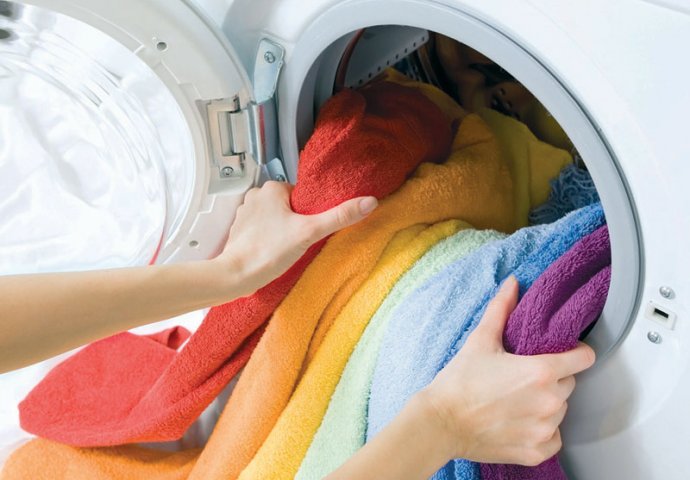 ZNATE LI: Evo zašto NIKAKO ne smijete da zatvarate vrata mašine za veš nakon pranja