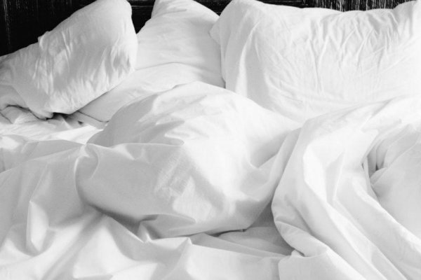 8-ways-to-get-your-white-duvet-cover-clean-800x533-1200x1200