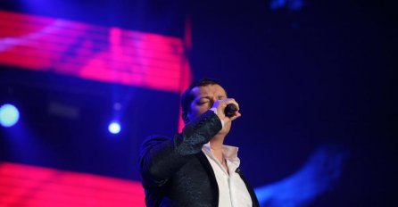 ACO PEJOVIĆ NAPRAVIO KONCERT ZA PAMĆENJE!  Ovom pjesmom je započeo svoj nezaboravni nastup i bacio svu publiku u trans! (FOTO)