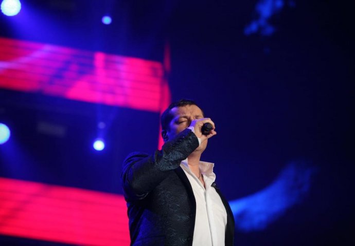 ACO PEJOVIĆ NAPRAVIO KONCERT ZA PAMĆENJE!  Ovom pjesmom je započeo svoj nezaboravni nastup i bacio svu publiku u trans! (FOTO)