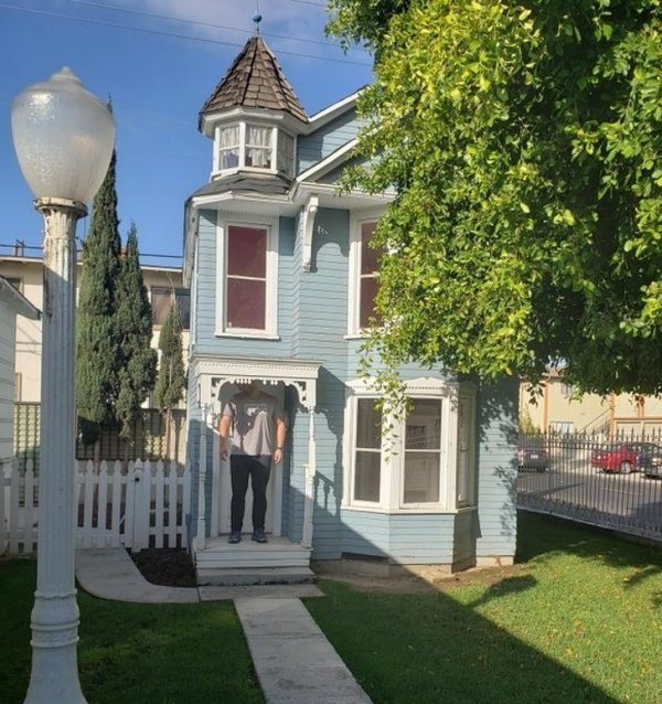 ova-kuca-je-izgledala-malo-vece-na-internet-stranici-za-iznajmljivanje-nekretnina