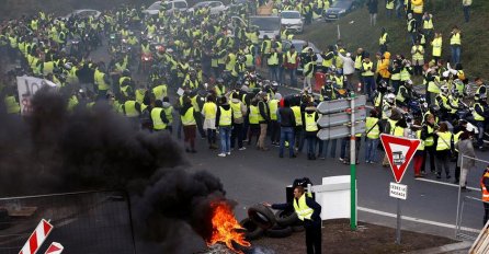 Policija ispalila suzavac i koristila vodeni top protiv demonstranata u Parizu