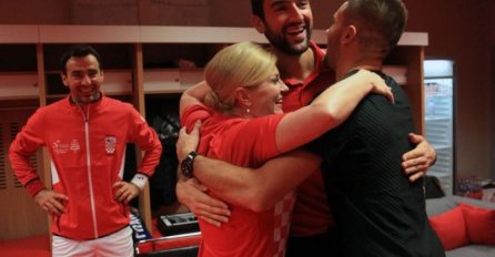 NOVE SLIKE IZ SVLAČIONICE: Poslije fudbalera, Kolinda grlila i tenisere (FOTO)