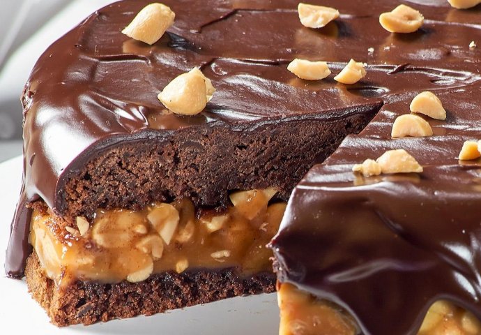 TREBA VAM SAMO 10 MINUTA: Napravite najukusniji čokoladni kolač od kojeg svima pođe voda na usta