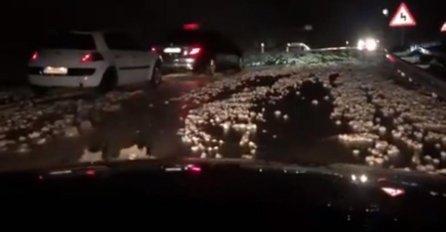 UŽASNI PRIZORI USRED ZIME, GRAD SE ZABIJELIO ALI NIJE OD SNIJEGA: Automobili se jedva probijali, snimak ledi krv u žilama!