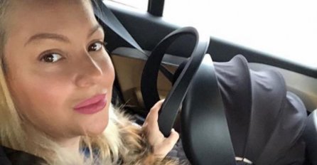 DVIJE SEDMICE NAKON POROĐAJA IVANA SELAKOV POKAZALA KĆERKICU:  Zbog jednog detalja pljušte komentari (FOTO)