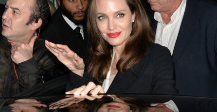 DUGO NIJE BILA U JAVNOSTI, SADA SU JE USLIKALI  I SVE JE ZAPREPASTILA: Izvirio joj donji veš, ali to je tek početak 