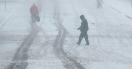 HAOS ZBOG SNJEŽNE OLUJE, PRIZORI SU JEZIVI: Otkazani letovi, proglašeno VANREDNO STANJE (FOTO)