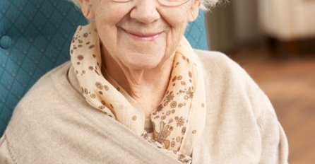 POUČNA PRIČA: Siromašna starica na plaži