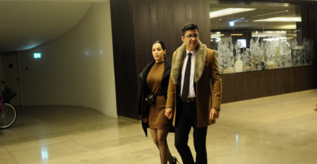 POZNATI VODITELJ SE NA DOGAĐAJU POJAVIO SA SADAŠNJOM, A TAMO IH SRELA NJEGOVA BIVŠA ŽENA: Odmah su svi krenuli prema njima 