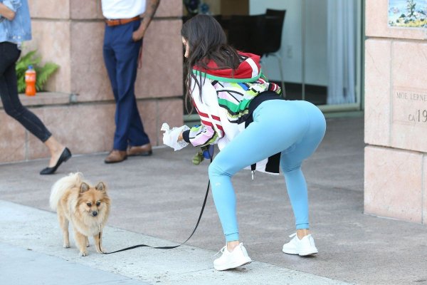 jen-selter-walks-her-dog-out-in-beverly-hills-5