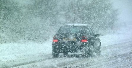 Snijeg na Biokovu: Širom obale na snazi je narančasti i crveni meteoalarm