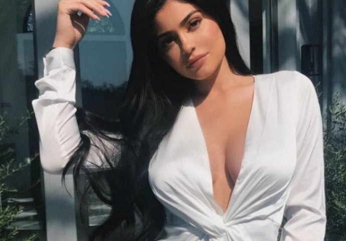 KYLIE JENNER HTJELA BITI PRIVLAČNA PA DOBILA MORE KRITIKA: Čudne tajice pucaju na njoj, a ljudi se rugaju da nosi pelene