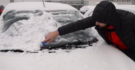 ZABORAVITE NA JUTARNJE STRUGANJE LEDA S AUTA: Ovaj genijalan trik otapa led sa stakla u tren oka!