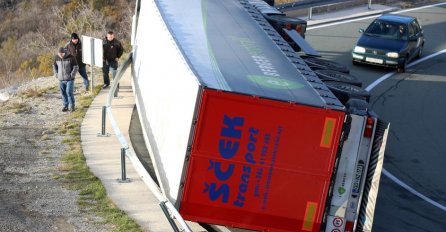 JAKA BURA PREVRNULA KAMION: "Vozili smo se u autu kad smo ga ugledali, vozač je ovako izgledao"