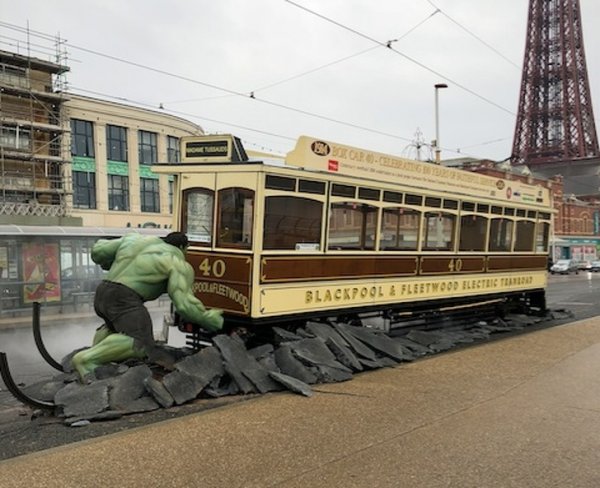 hulk-je-zaustavio-tramvaj-u-blekpulu