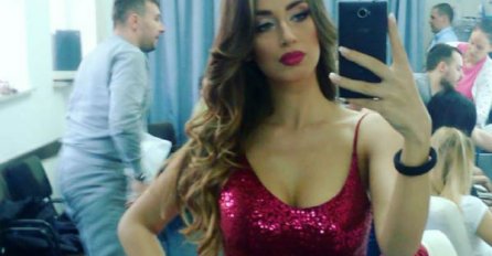 TEA TAIROVIĆ POZNATA JE PO SVOJIM ZANOSNIM OBLINAMA, A SAD SU USLIKALI NJENU MAJKU: "Ovo je horor, na šta ovo liči?" (FOTO)