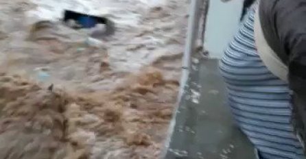 VOZAČI BJEŽALI IZ AUTOMOBILA, PLIVALI KROZ BUJICU: Strašno nevrijeme pogodilo popularni grad (VIDEO)