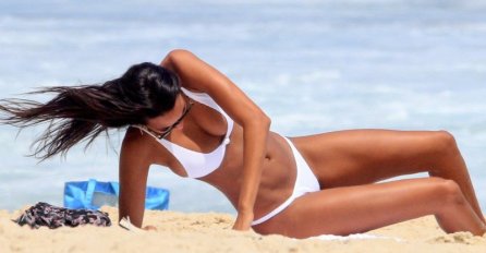 NE MARI ZA GODIŠNJA DOBA: Manekenka obukla minijaturni bikini, a OVU POZU dok se sunčala paparazzi su jedva dočekali!
