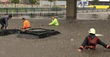 POTPUNI KOLAPS U GRADU: Vodena bujica prekrila ulice, ljudi bježe iz vozila, spasilačke službe na terenu pomažu ugroženim