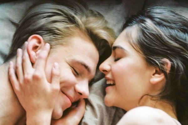 ljubavnici-zagrljaj-830x0